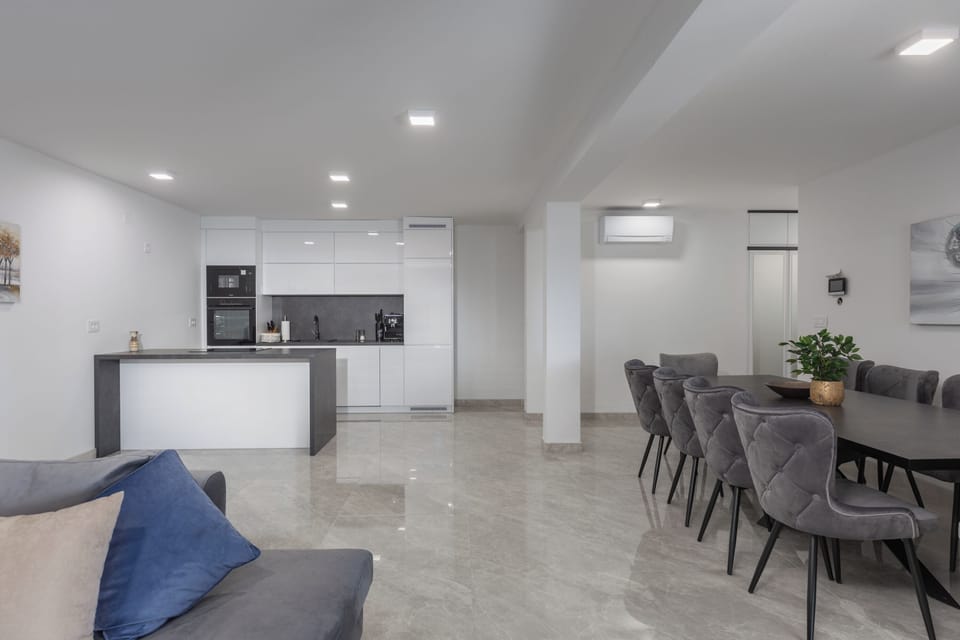 Family Apartment, 3 Bedrooms, Microwave, Sea Facing (Spacious Pool Apartment Crikvenica) | Dining