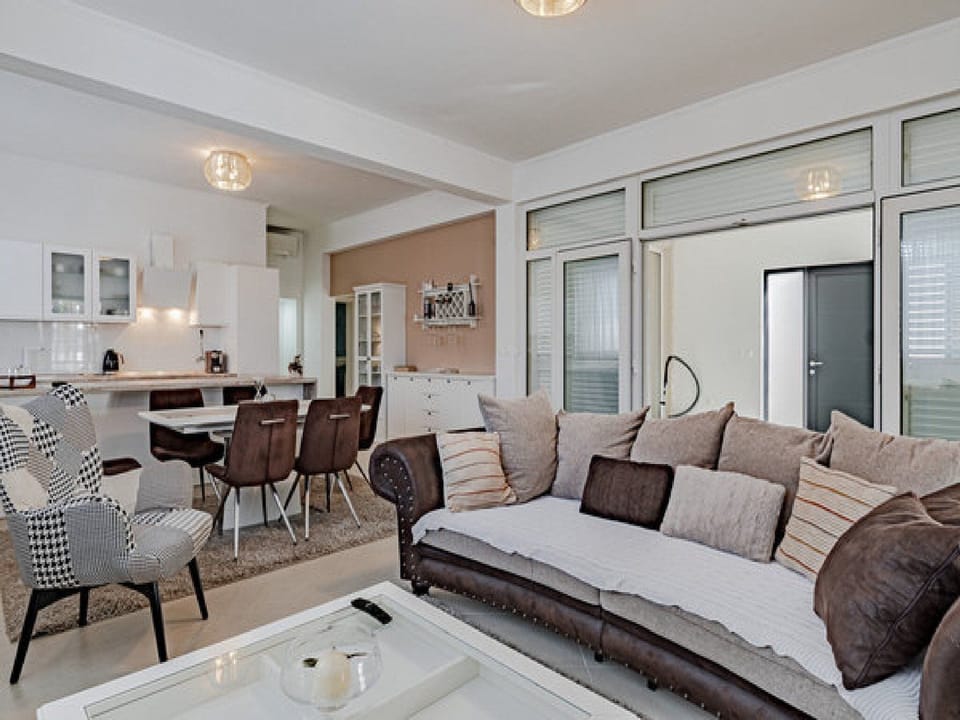Villa (Villa Ponar - Two Bedroom Villa with ) | Living room | 32-inch flat-screen TV with cable channels