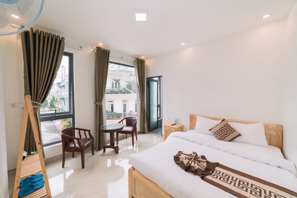 Deluxe Double Room | Hypo-allergenic bedding, pillowtop beds, individually furnished, desk
