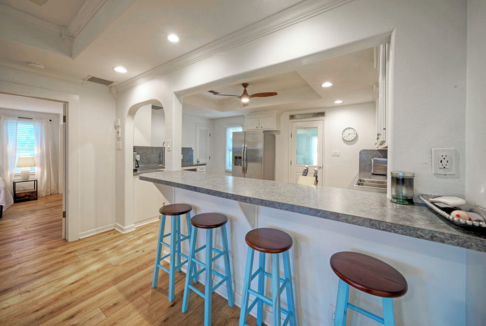Casual dining made easy with extra seating at the kitchen counter.