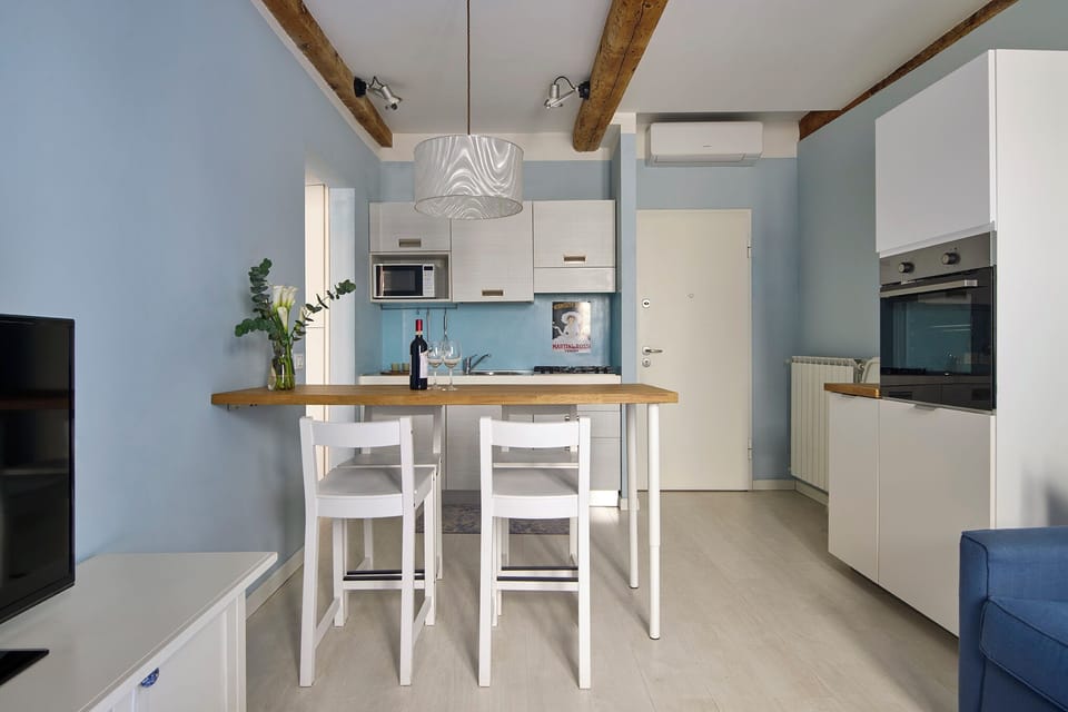 Room | Private kitchen | Fridge, microwave, stovetop, coffee/tea maker