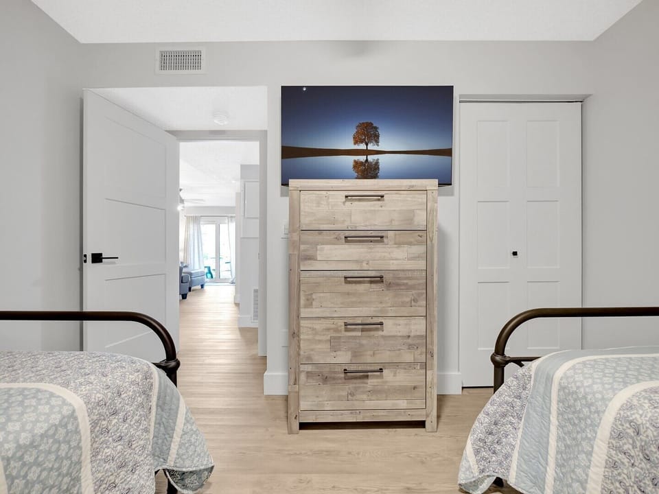 Guest Bedroom- 2 Twin Beds