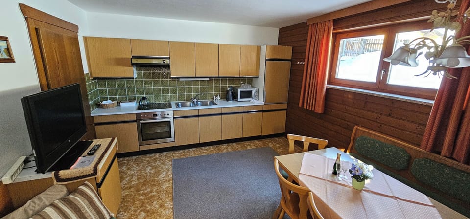 Comfort Apartment, 2 Bedrooms, Mountain View | Private kitchen