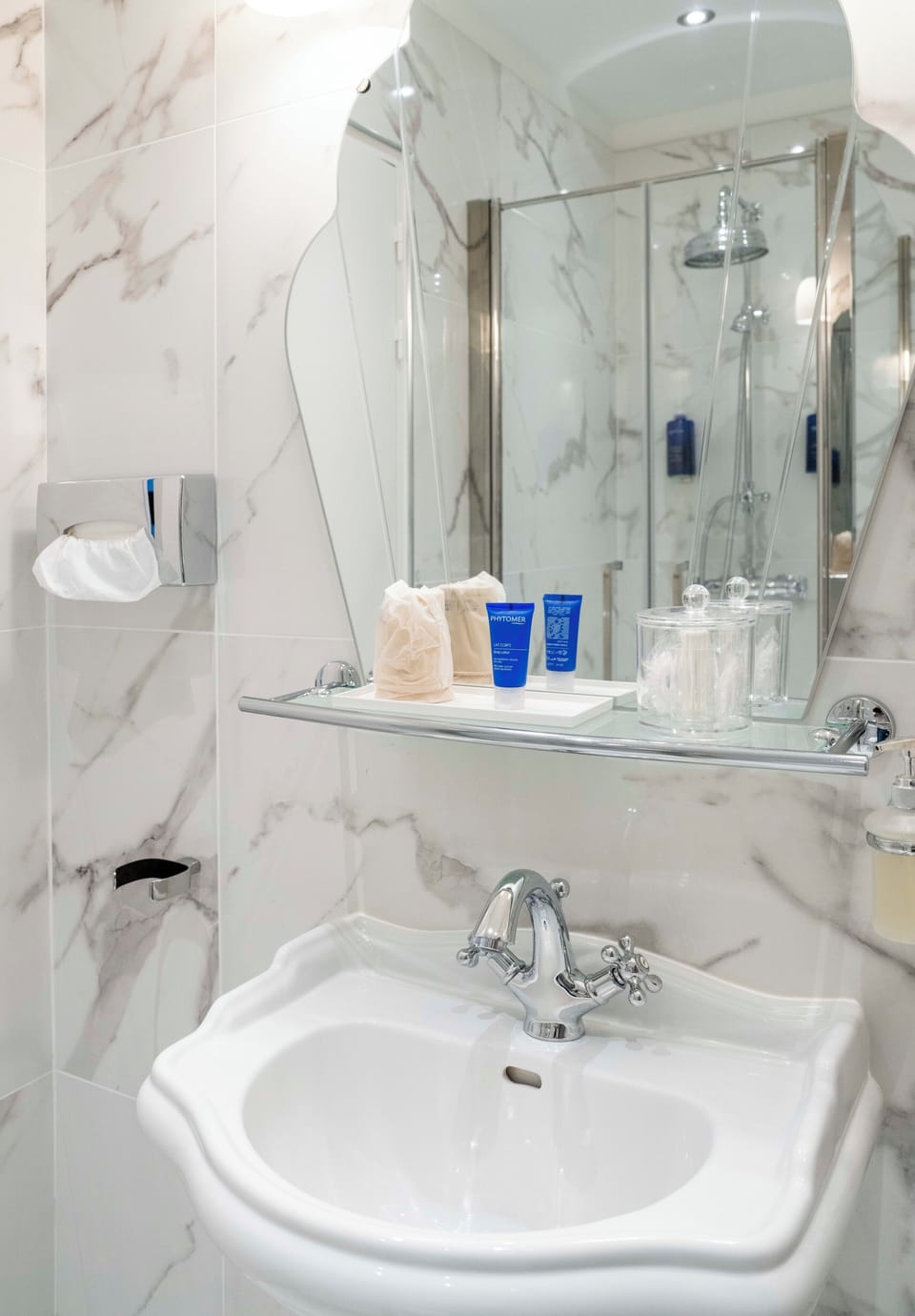 Superior Double Room (Surate) | Bathroom | Shower, free toiletries, towels, soap