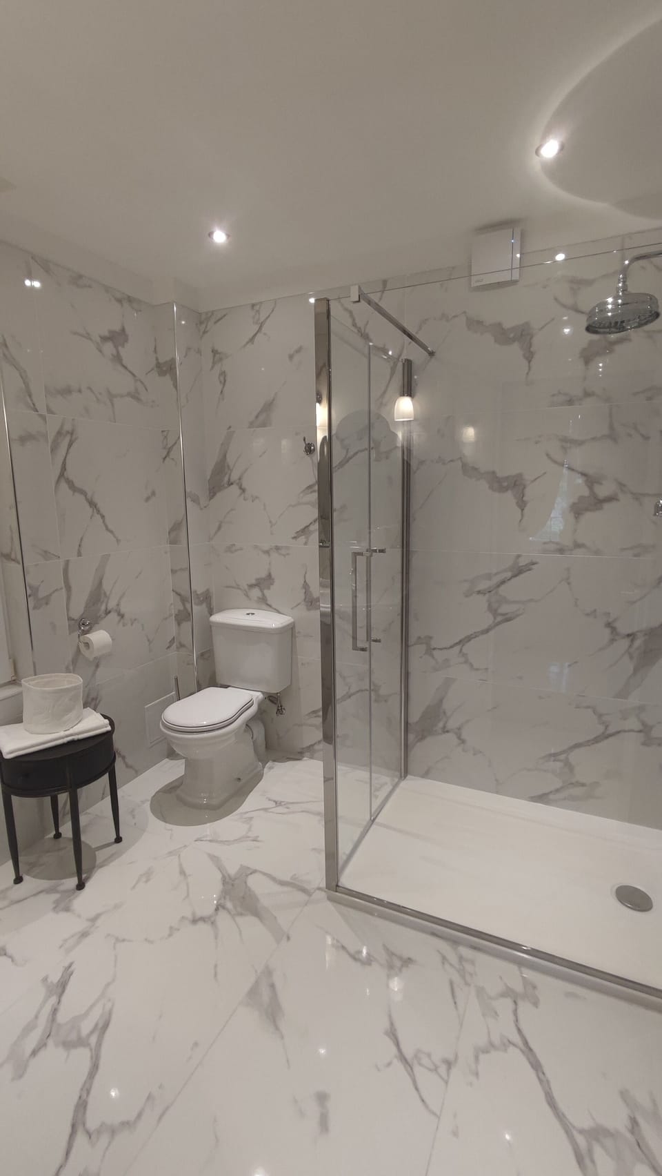 Deluxe Double Room (Pondichéry) | Bathroom | Shower, free toiletries, towels, soap