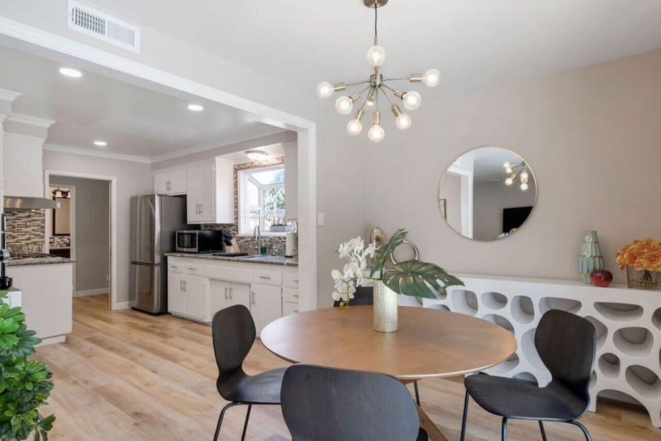 Elegant and cozy dining space!