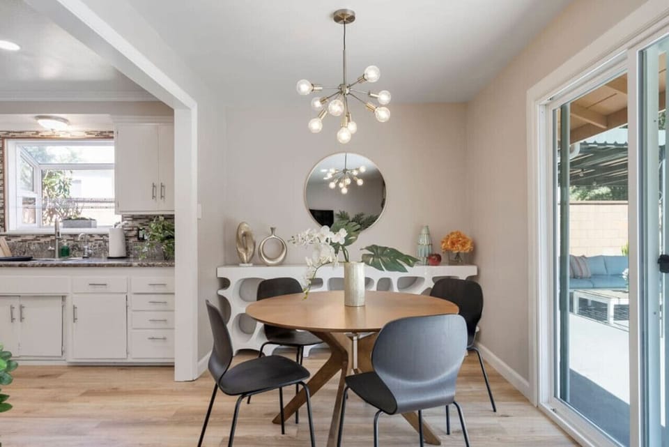 Gather, dine, and make memories! 🍽️✨ Our inviting dining area is perfect for shared meals and great conversations.