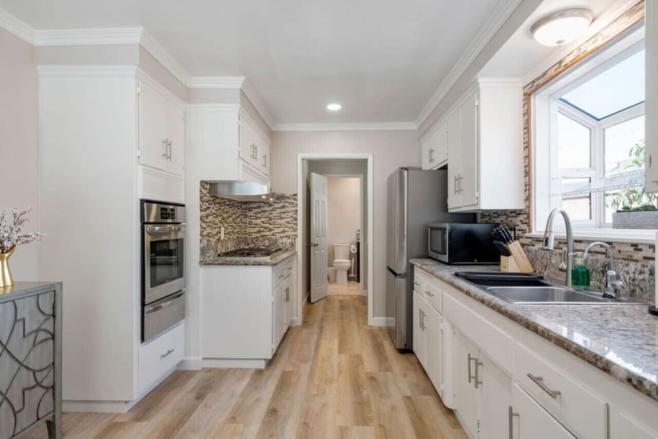 Cook with ease! 🍳✨ Our fully equipped kitchen is designed for your convenience