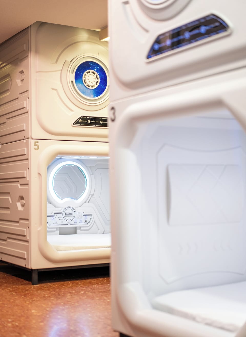 Cozy Single Capsule Bed | Free WiFi, bed sheets