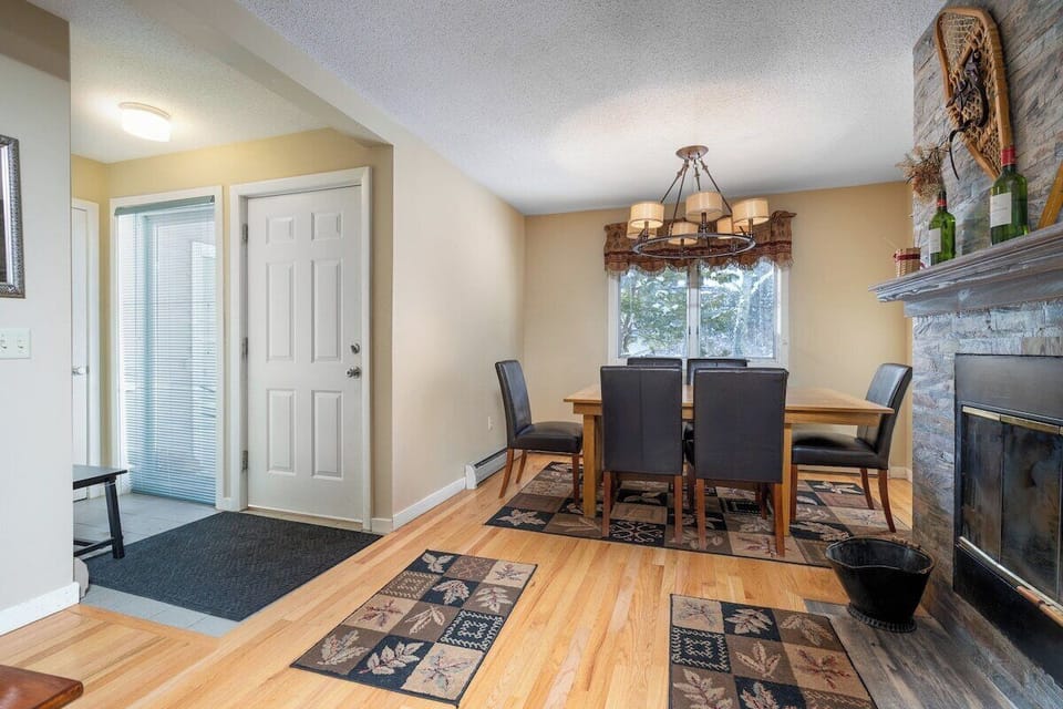Open floor plan living/dining area.