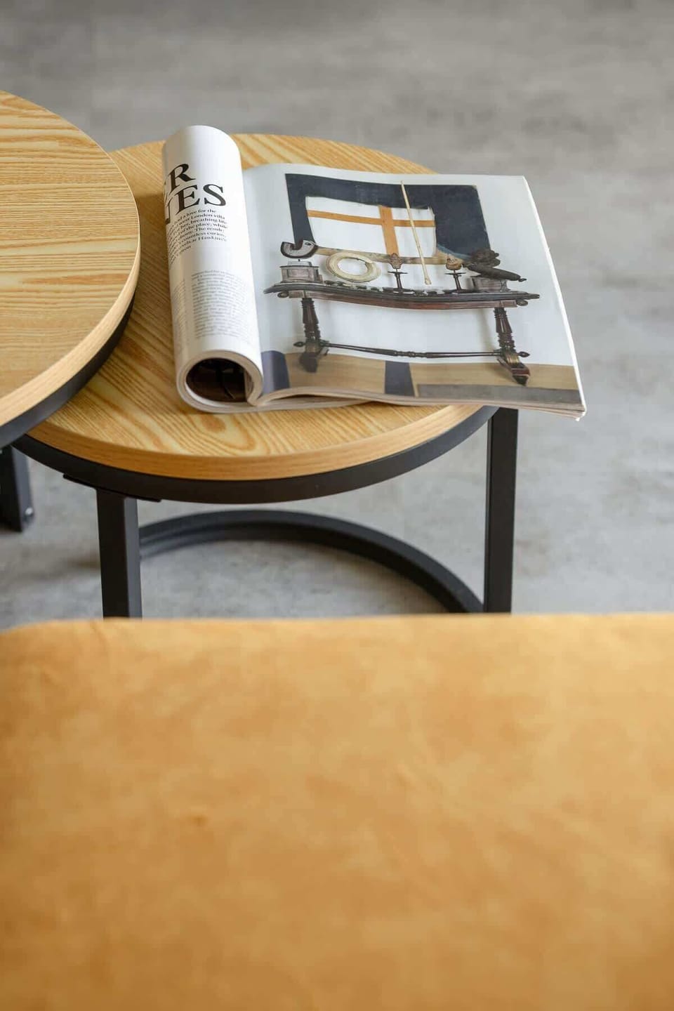 Stylish living room with coffe table. 