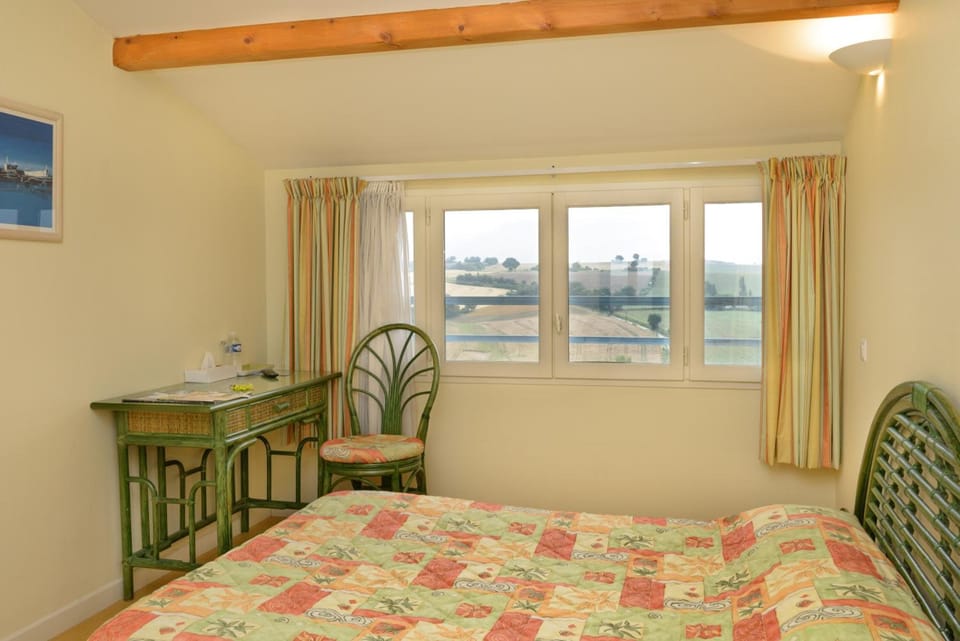 Desk, soundproofing, free cribs/infant beds, rollaway beds
