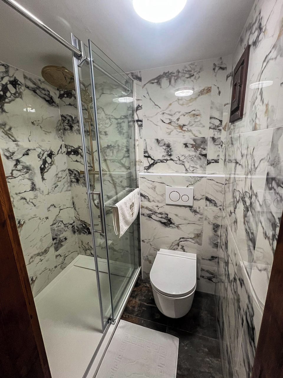 Exclusive House, City View | Bathroom | Hair dryer, towels