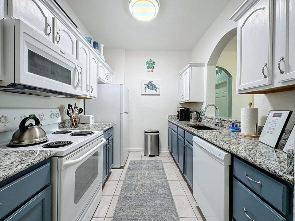 Condo, 3 Bedrooms | Private kitchen