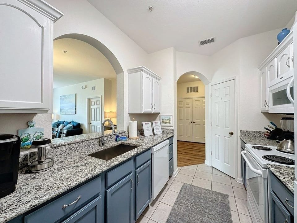 Condo, 3 Bedrooms | Private kitchen
