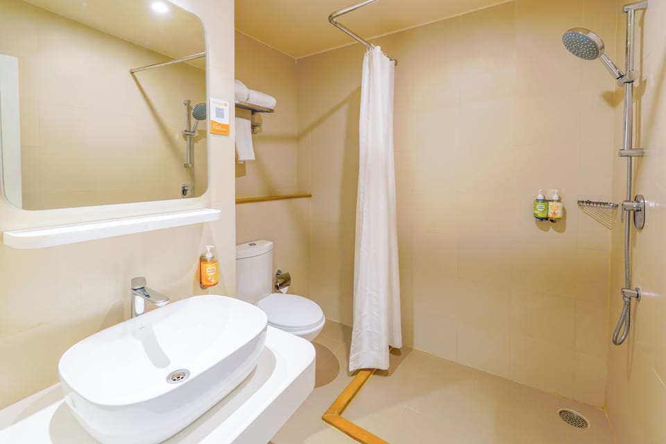 Shower, rainfall showerhead, free toiletries, hair dryer