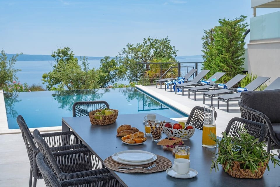 Ideal for accommodating groups of up to eight individuals, making it ideal for families, friends, and couples
