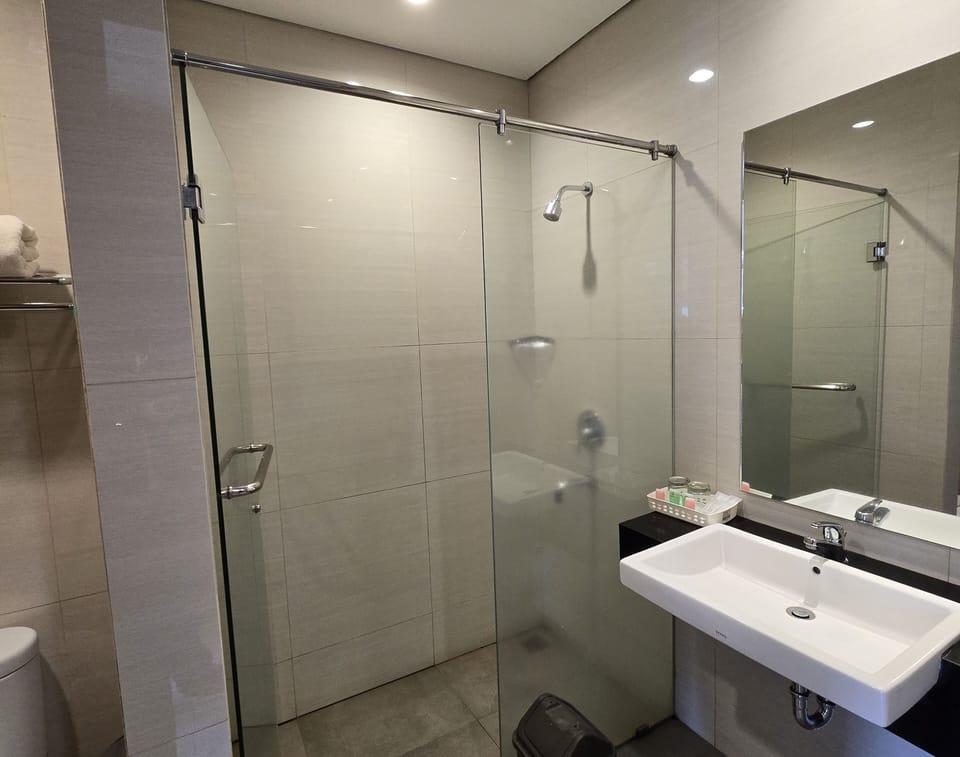 Deluxe Double or Twin Room | Bathroom
