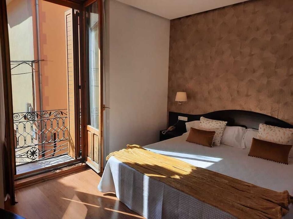 Suite | Desk, laptop workspace, free WiFi