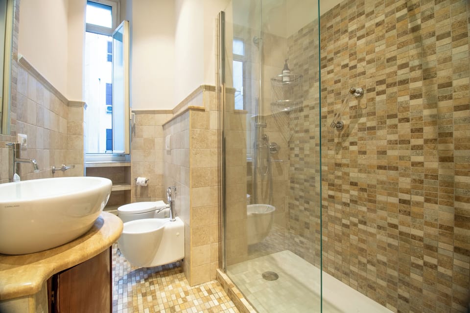 Business Double Room | Bathroom | Free toiletries, hair dryer