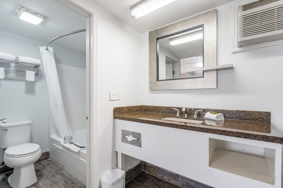 Superior Room | Bathroom | Jetted tub, free toiletries, hair dryer, towels