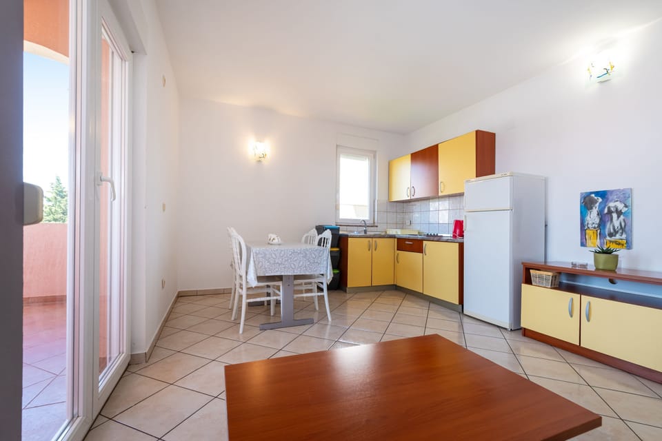 Apartment, 2 Bedrooms, Balcony, Garden View | Dining