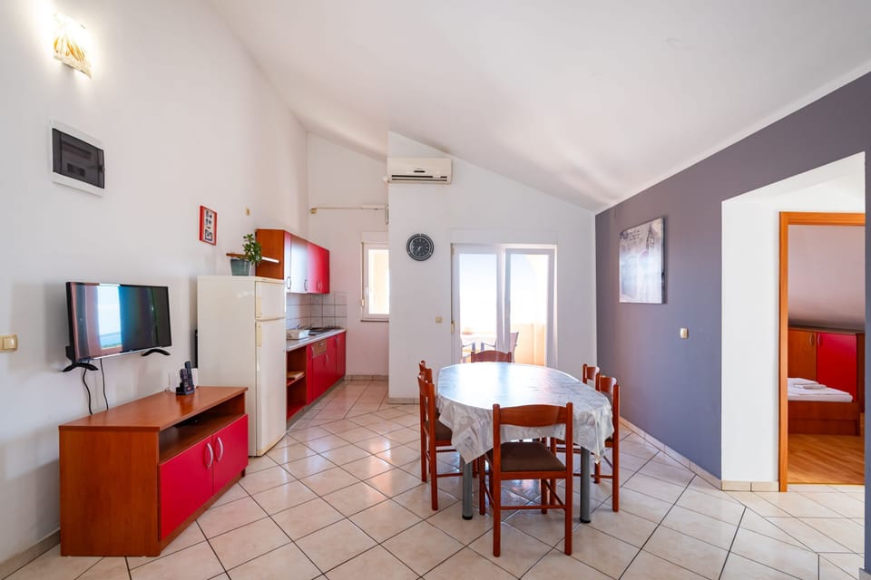 Apartment, 3 Bedrooms, Balcony, Garden View | Dining