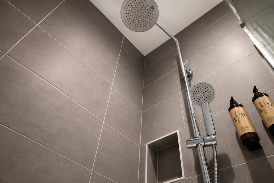 Standard Room | Bathroom | Shower, free toiletries, towels