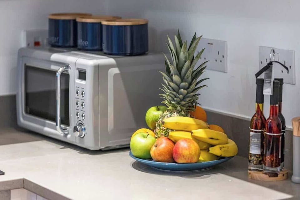 - Fully equipped kitchen with microwave for easy meals  
- Fresh fruit basket adds color and a homely touch  
- Perfect setup for cooking and enjoying healthy breakfasts  
