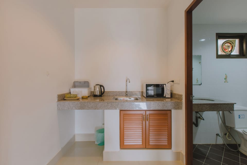 Triple studio kitchenette with balcony | Private kitchenette | Fridge