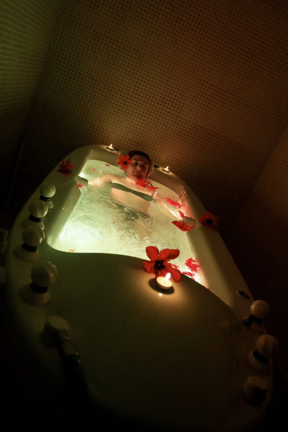 Sauna, hot tub, steam room, Turkish bath, body treatments, hydrotherapy