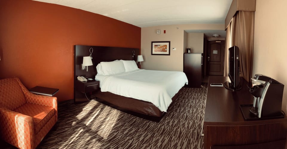 Room, 1 King Bed | Iron/ironing board, free WiFi, bed sheets