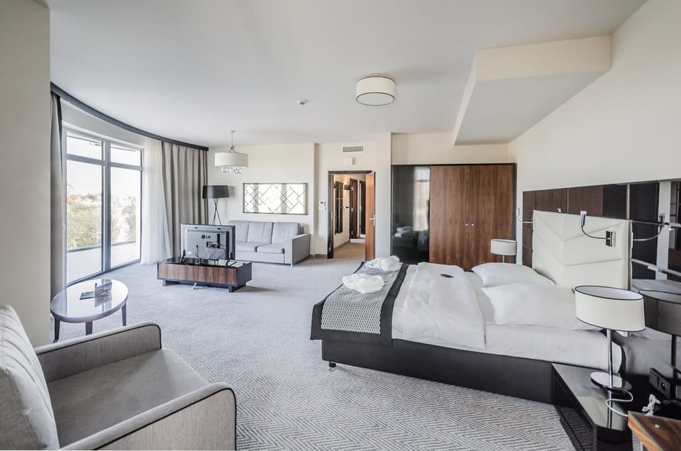 Exclusive Apartment, 2 Bedrooms, Terrace | Hypo-allergenic bedding, minibar, in-room safe, desk