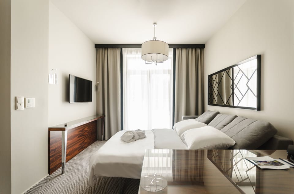 Deluxe Apartment, 1 Bedroom, Balcony | Hypo-allergenic bedding, minibar, in-room safe, desk