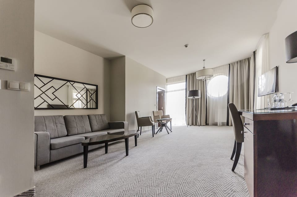 Superior Apartment, 2 Bedrooms | Hypo-allergenic bedding, minibar, in-room safe, desk