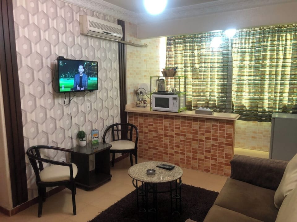Deluxe Triple Room | Living area | LED TV