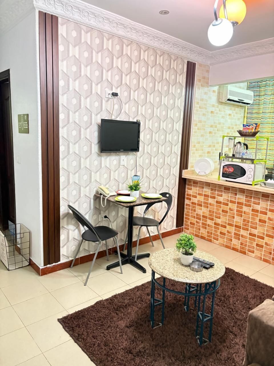 Deluxe Triple Room | Living area | LED TV