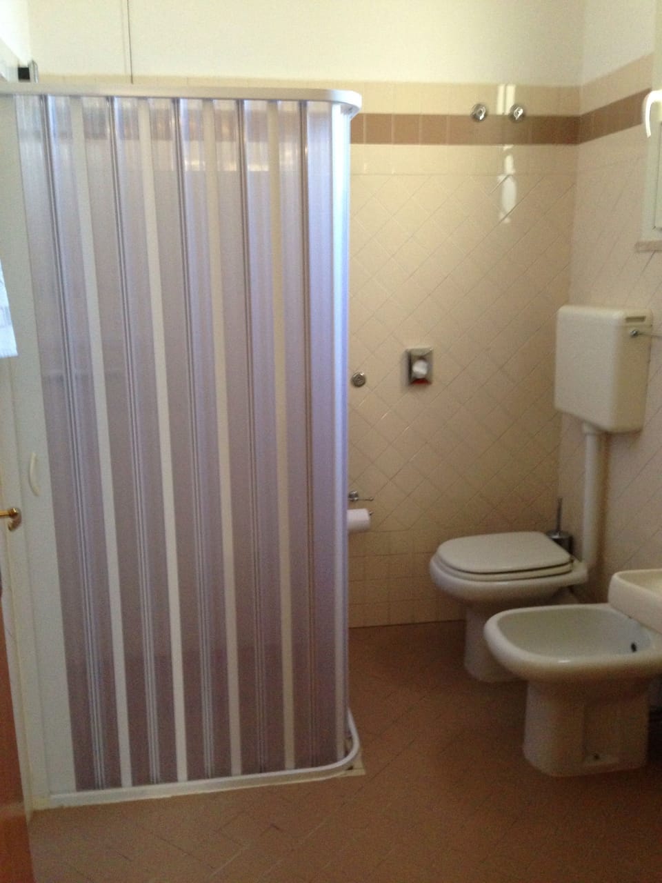 Double Room | Bathroom | Shower, free toiletries, hair dryer, towels