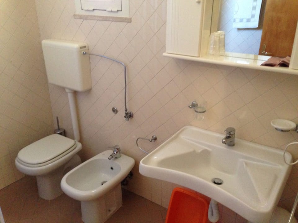 Double Room | Bathroom | Shower, free toiletries, hair dryer, towels