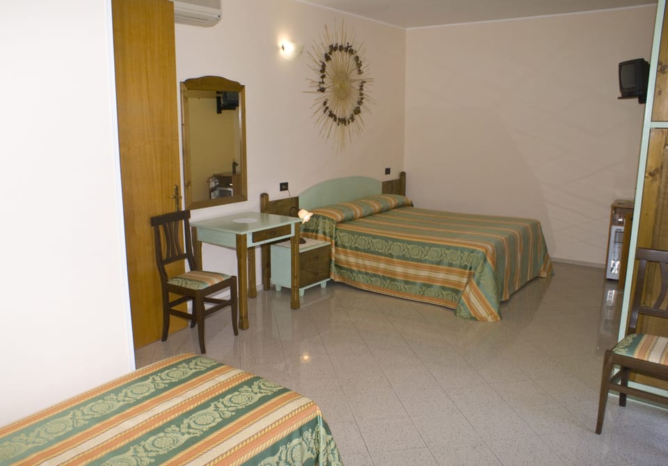 Double Room | Desk, cribs/infant beds, free WiFi