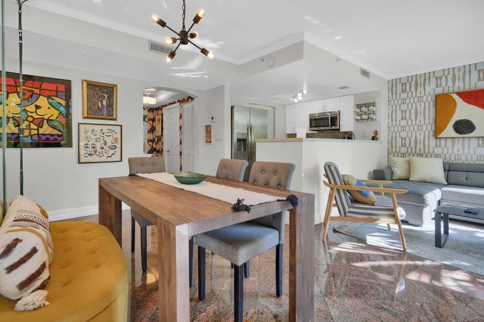 Comfort Condo, 2 Bedrooms, Balcony, Garden View | Dining room