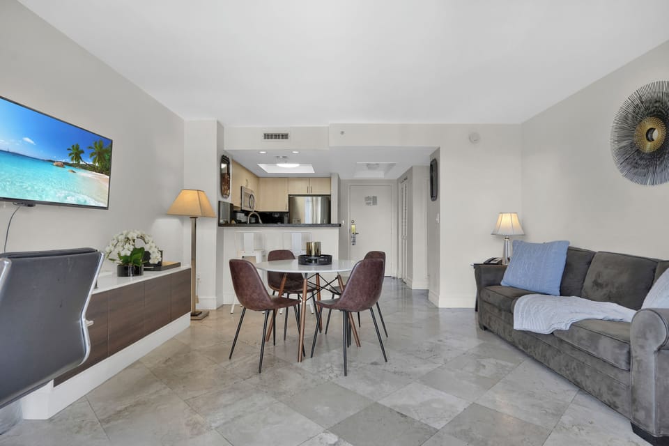Comfort Condo, 1 King Bed with Sofa bed, Balcony, Ocean View | 1 bedroom, iron/ironing board, free WiFi