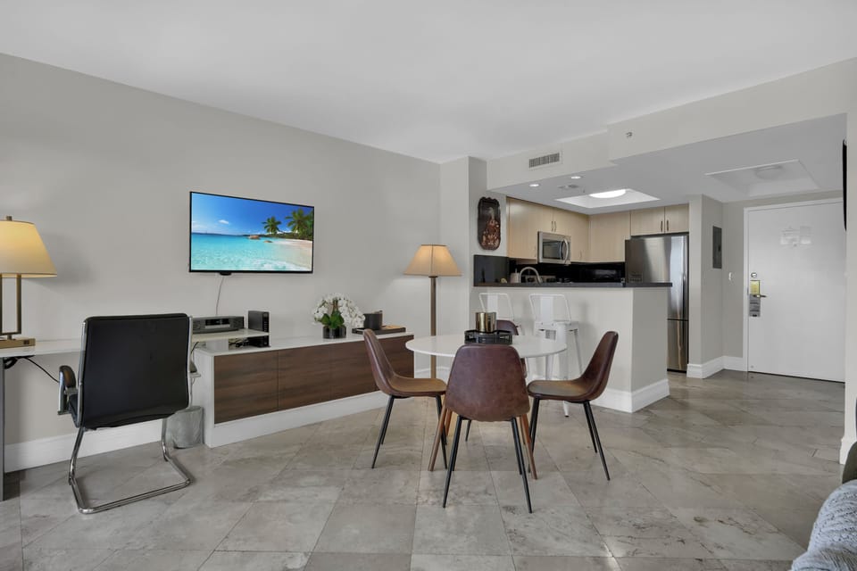 Comfort Condo, 1 King Bed with Sofa bed, Balcony, Ocean View | 1 bedroom, iron/ironing board, free WiFi