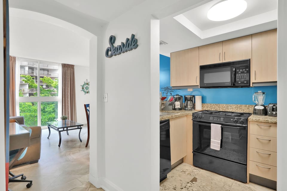 Comfort Condo, 1 King Bed with Sofa bed, Private Bathroom | 1 bedroom, iron/ironing board, free WiFi