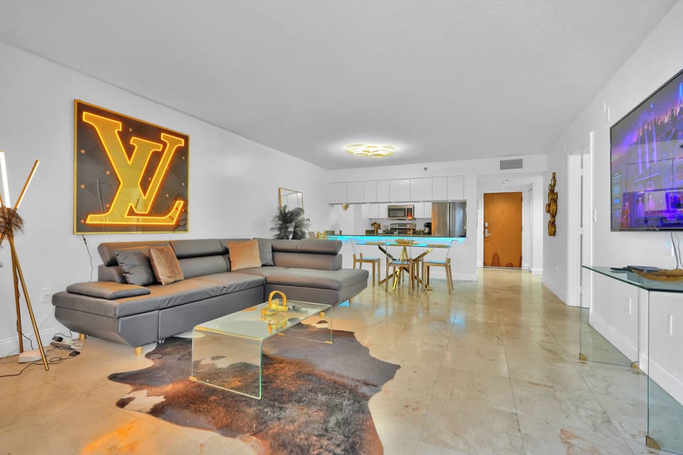 Comfort Condo, 1 Bedroom, Kitchen | Living area