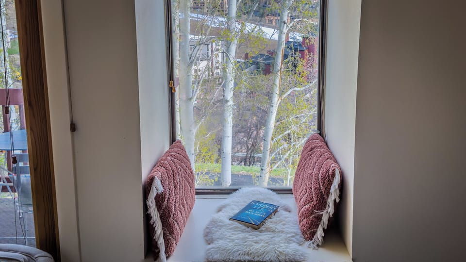 [2nd Floor Bedroom] Bring a book and sit in the reading nook area