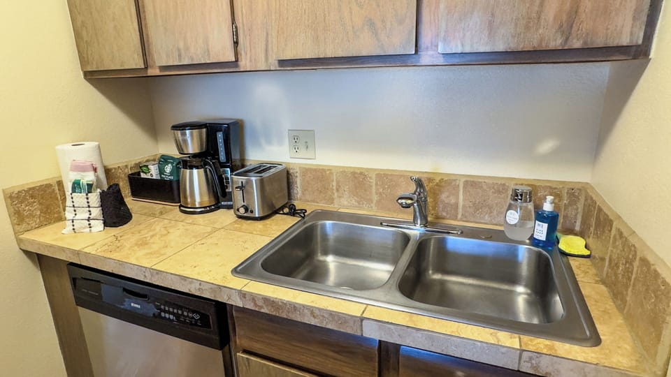 [Kitchen] We provide dishwashing liquid, sponge, hand soap, trash bags, pods