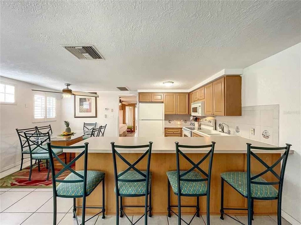 Comfort Duplex, 2 Bedrooms, Lakeside | Dining room