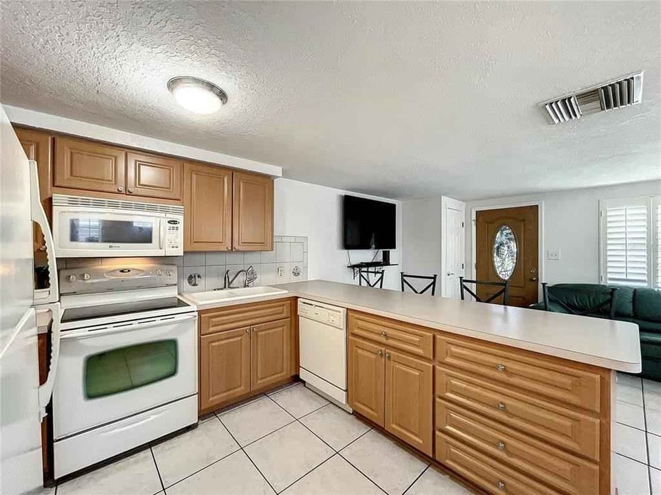 Comfort Duplex, 2 Bedrooms, Lakeside | Private kitchen