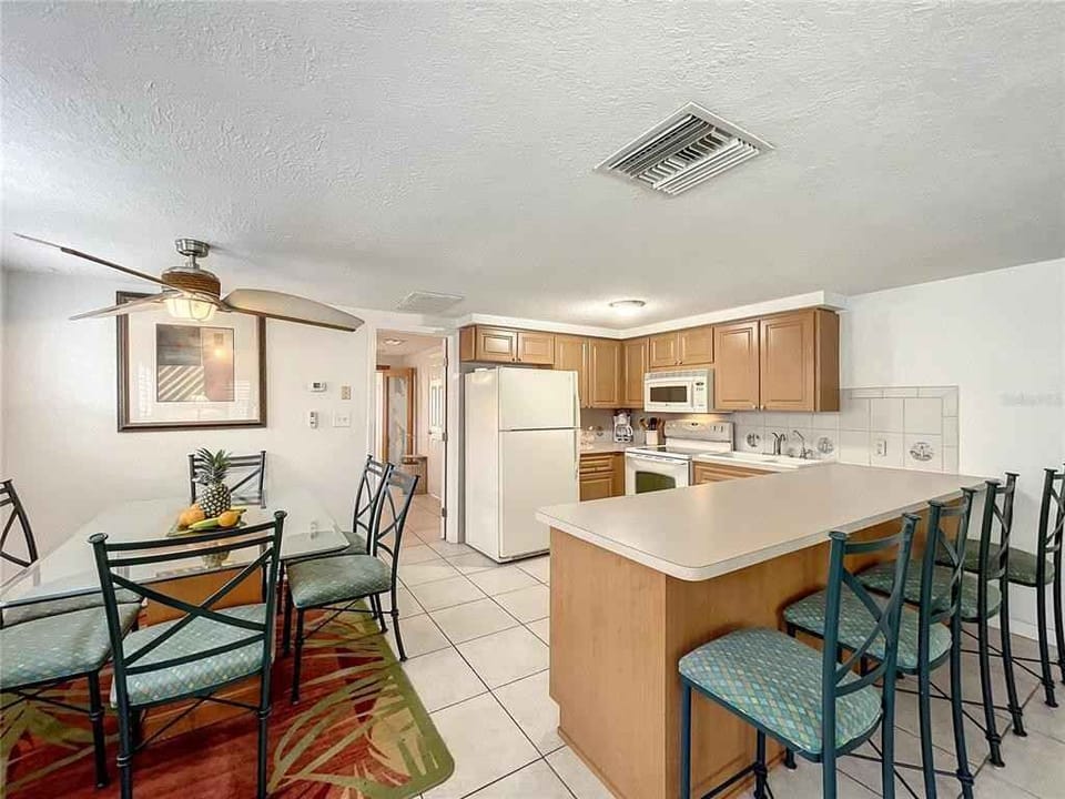 Comfort Duplex, 2 Bedrooms, Lakeside | Dining room